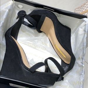 Black wedges